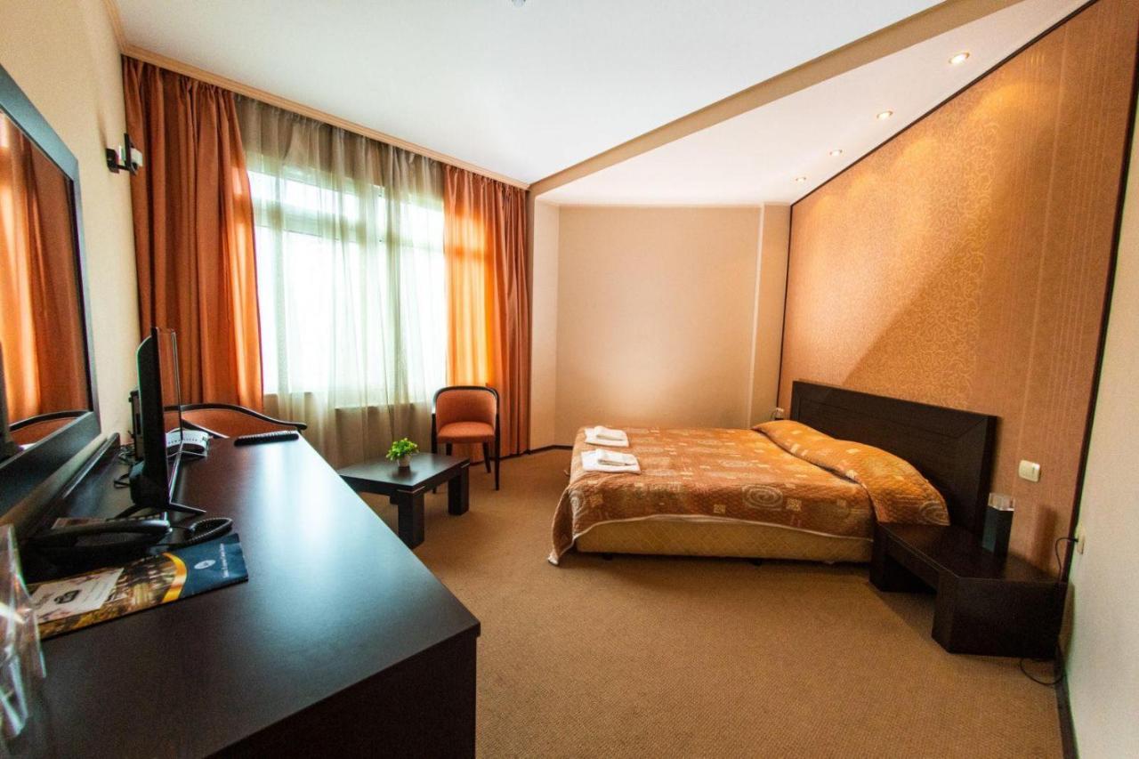Hotel Ezeroto Stara Zagora Luaran gambar